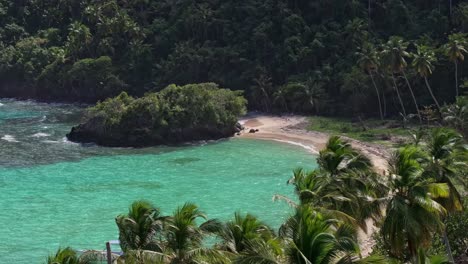 Malerische-Bucht-Mit-Sandstrand,-Spaziergängern-Und-Booten-Im-Sonnenlicht