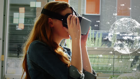 mujer que usa vr en la oficina