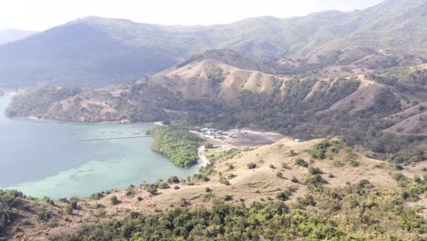 Labuan-Bajo,-Indonesien,-Luftaufnahme-über-Einer-Klippe,-Die-Die-Küstenlinie-Und-Landschaft-Der-Insel-Freigibt