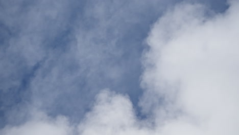 nubes blancas esponjosas se desplazan a través de un cielo azul vibrante en un sereno time-lapse