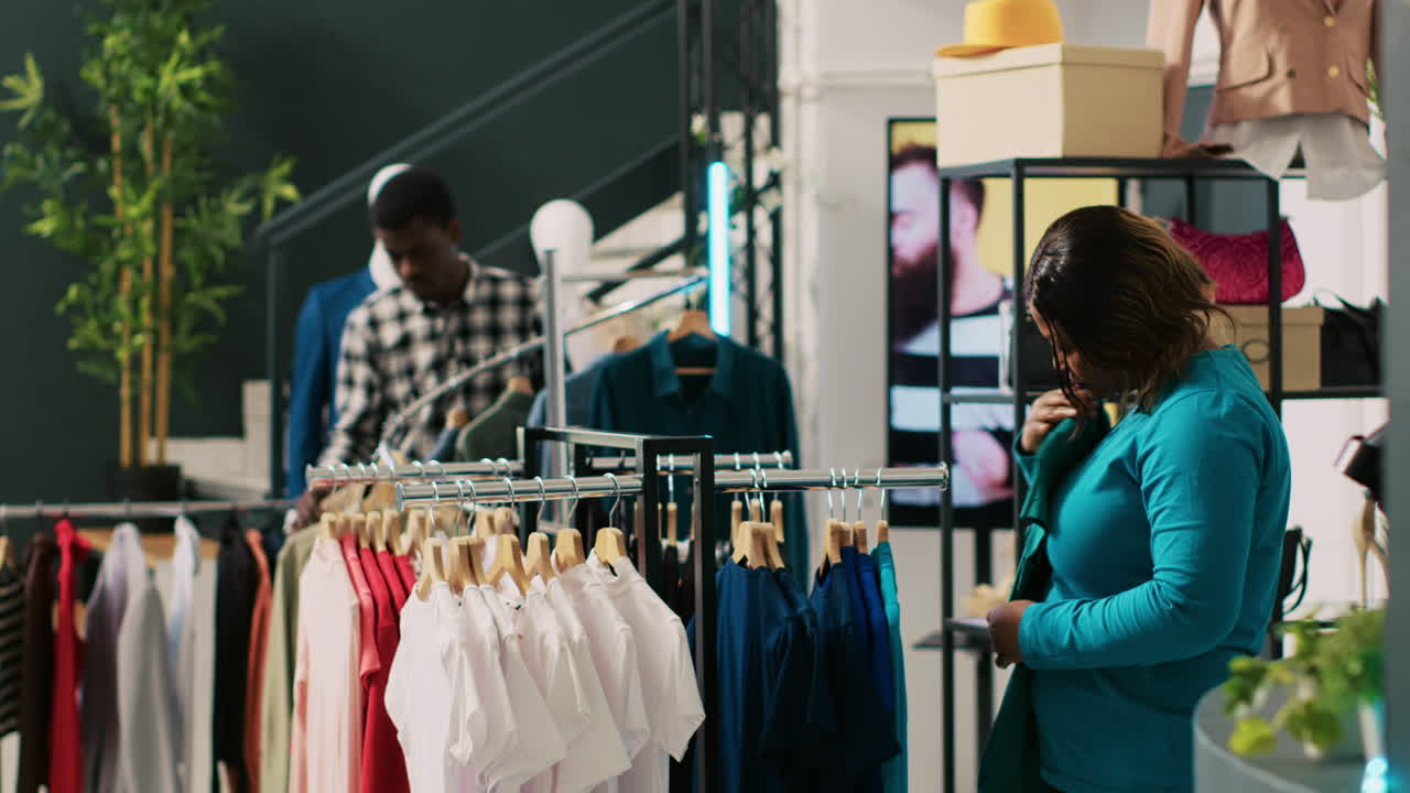 cliente que comprueba mercancía elegante