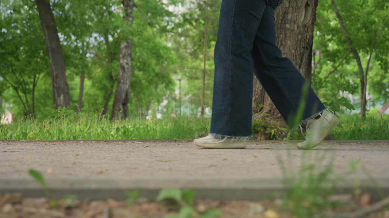 Doğada yürüyüş yapan yayalar için alternatif ifadeler, park ortamında yapılan keyifli yürüyüşü betimleyen özgün ifadeler, yemyeşil bitki örtüsü arasında yürüyen rahatlamış bir kişiyi göstermek için çeşitli ifadeler