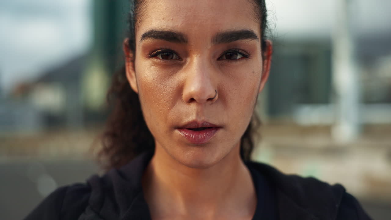 Sport, respiro e volto di donna in città