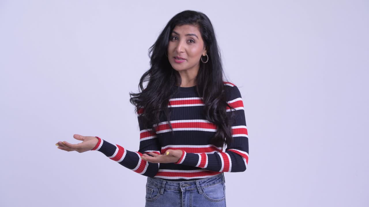 joven y hermosa mujer india