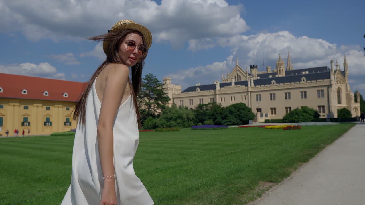 성 근처의 공원에서 여자