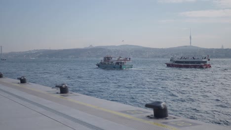 los transbordadores de estambul en el bósforo