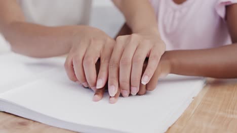 Sección-Media-De-Madre-E-Hija-Afroamericanas-Leyendo-Braille,-Cámara-Lenta