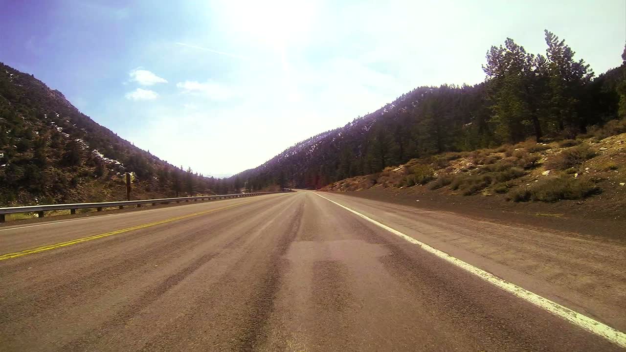 Toma POV conduciendo rápido por una carretera de montaña.