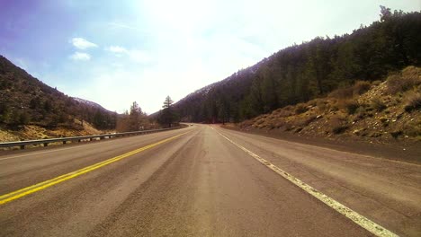 Pov-Shot-Conduciendo-Rápido-Por-Una-Carretera-De-Montaña