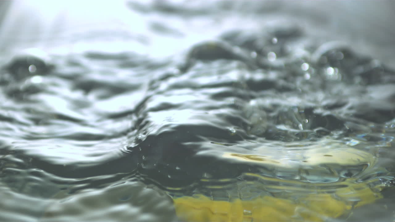 plátanos cayendo en el agua