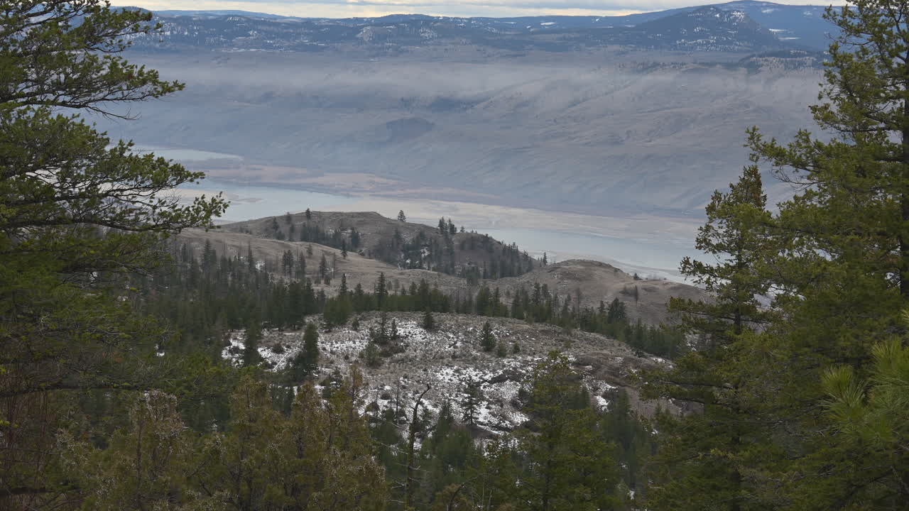 las tierras altas abrazan la caricia del amanecer