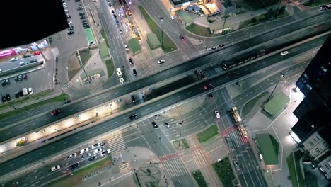 video nocturno de drones aéreos de una encrucijada iluminada, autopista de varios carriles a través del centro urbano popular cruce de varios niveles
