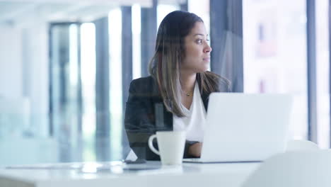 trabajando con la ambición de tener éxito en grande