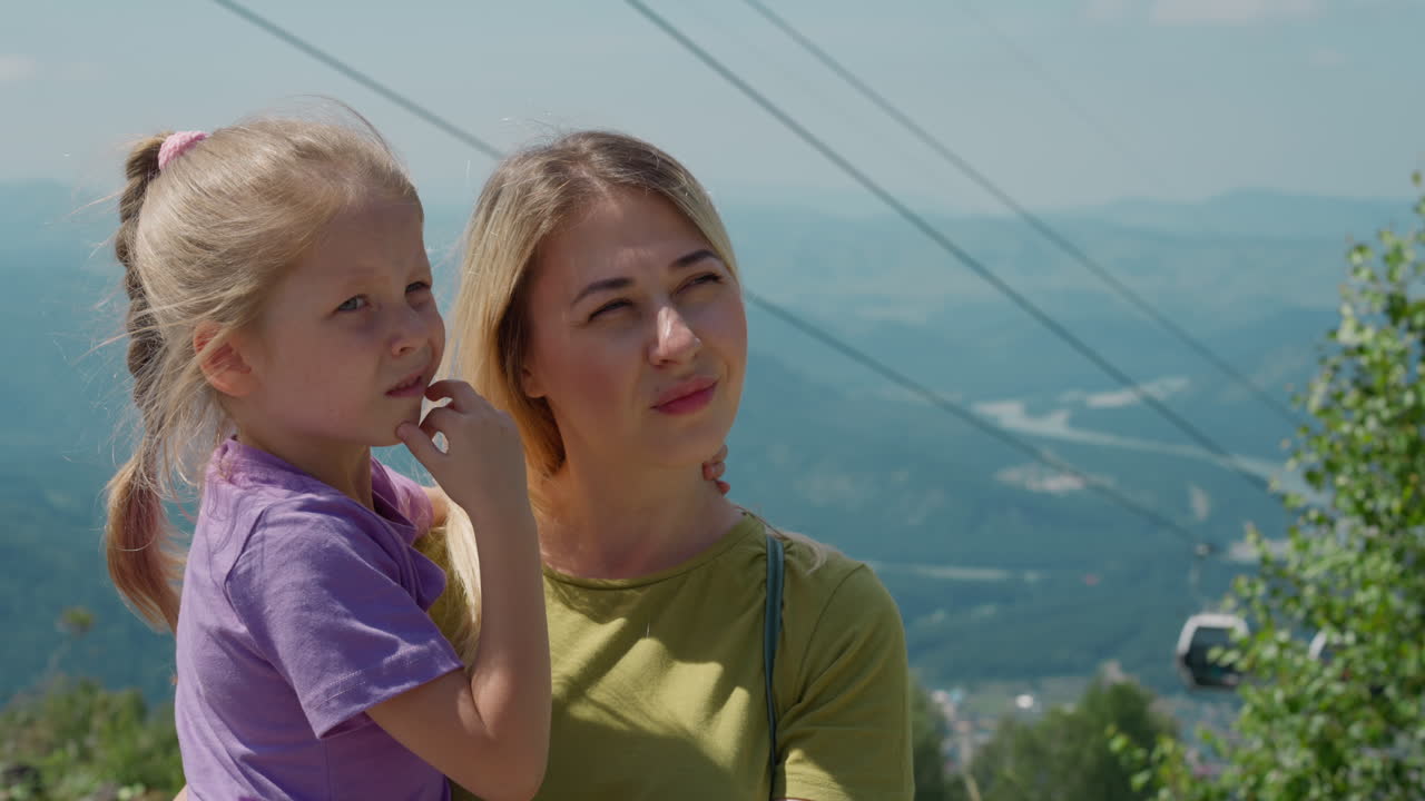 하이랜드에서 로프웨이에 대항하는 딸과 함께 의심하는 여성