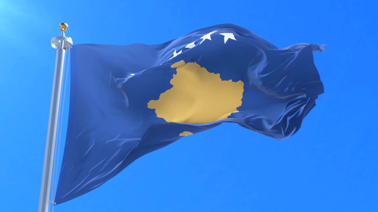 bandera de kosovo ondeando en el viento con el cielo azul en lento, bucle