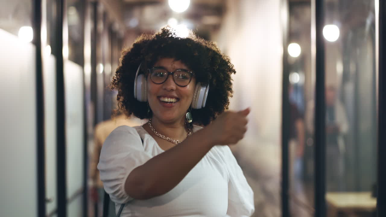 auriculares, feliz y rostro de una mujer