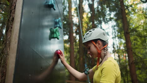 Chica-En-Un-Muro-De-Escalada