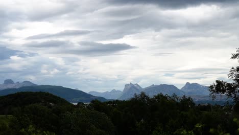 Berggipfel-Sind-Von-Der-Stadt-Bodø-Im-Norden-Norwegens-Aus-Zu-Sehen