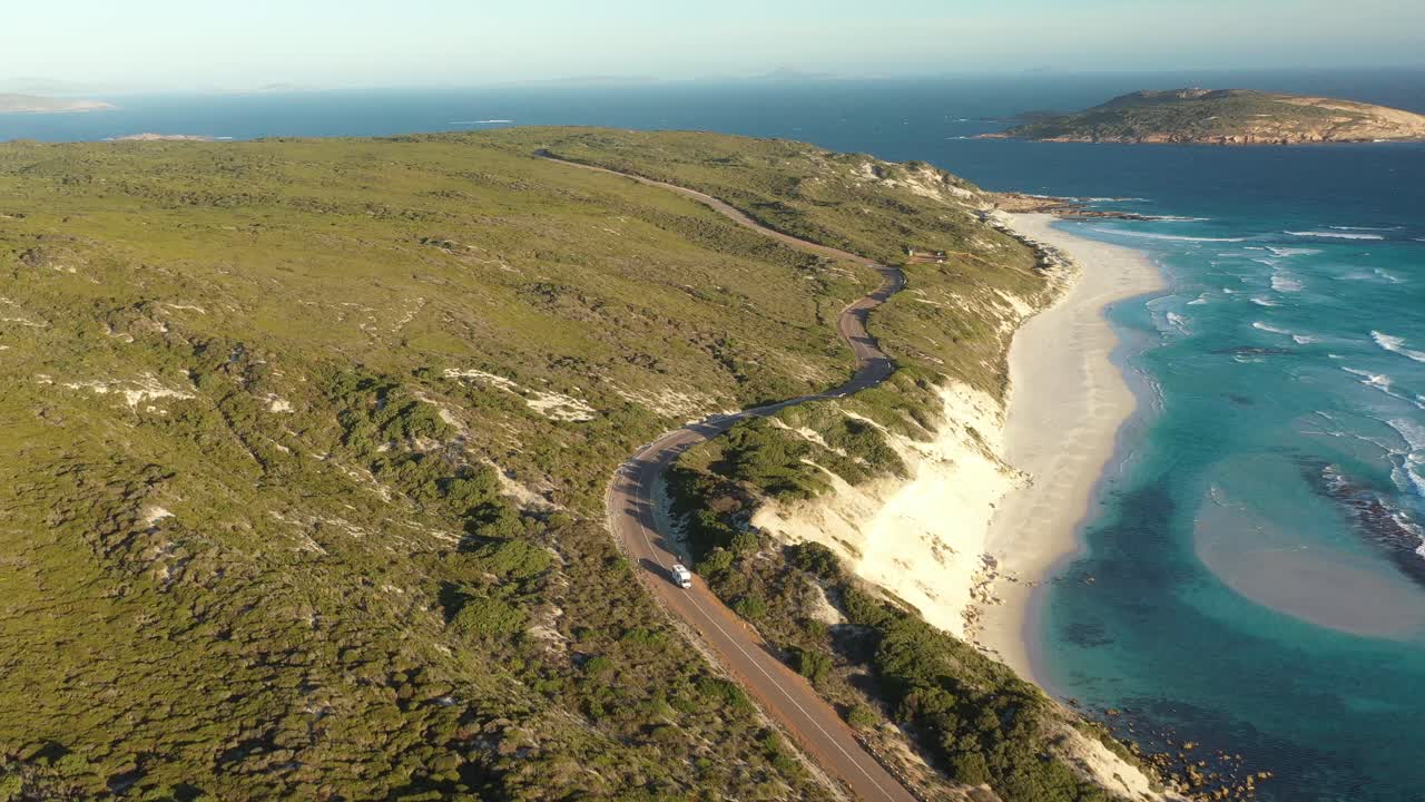 excelente toma aérea de un rv conduciendo en great ocean drive hacia la playa en esperance, australia