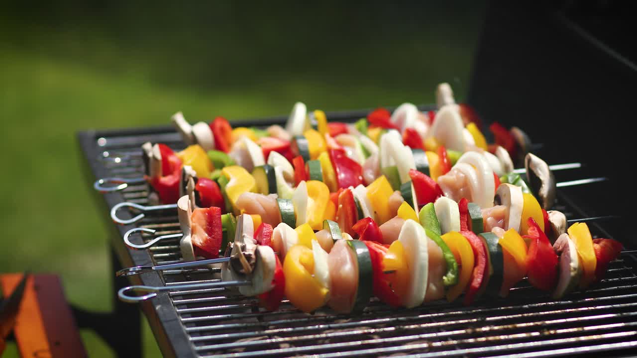 shashliks a la parrilla coloridos y sabrosos en una barbacoa de verano al aire libre