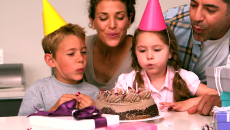 Familia-Feliz-Celebrando-Un-Cumpleaños-Juntos