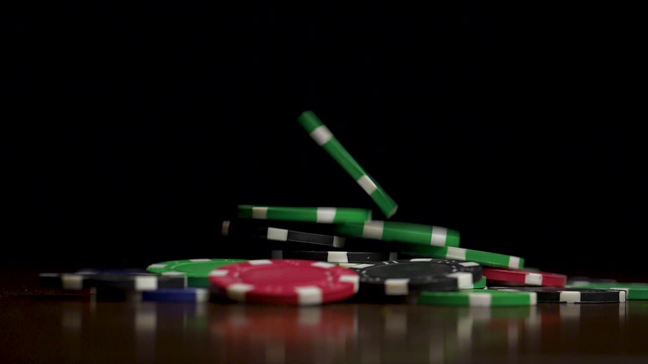 las fichas de póquer caen.