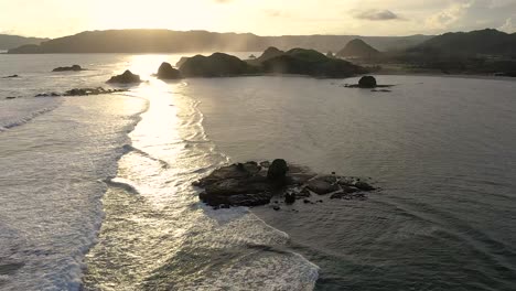 Nebliger-Sonnenuntergang-über-Den-Merese-Hills,-Lombok,-Bali,-Indonesien