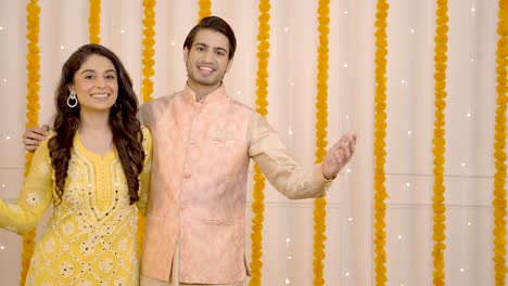 pareja india deseando un feliz diwali a la izquierda del cuadro