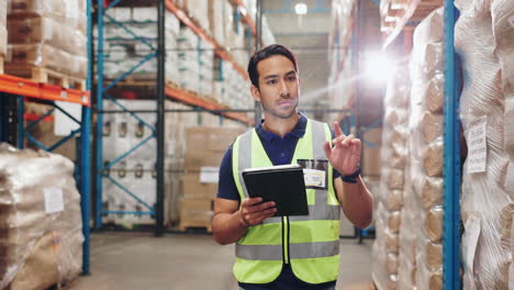 trabajador de almacén que utiliza una tableta para administrar el inventario
