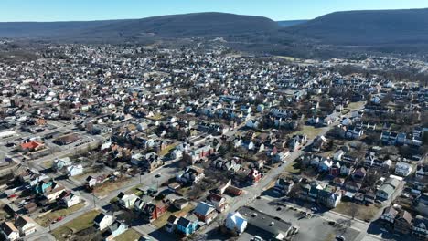 Housing-in-large-American-town-in-winter