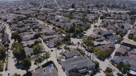 Long-Beach,-Casas-De-Playa-De-California-En-Una-Tarde-Soleada