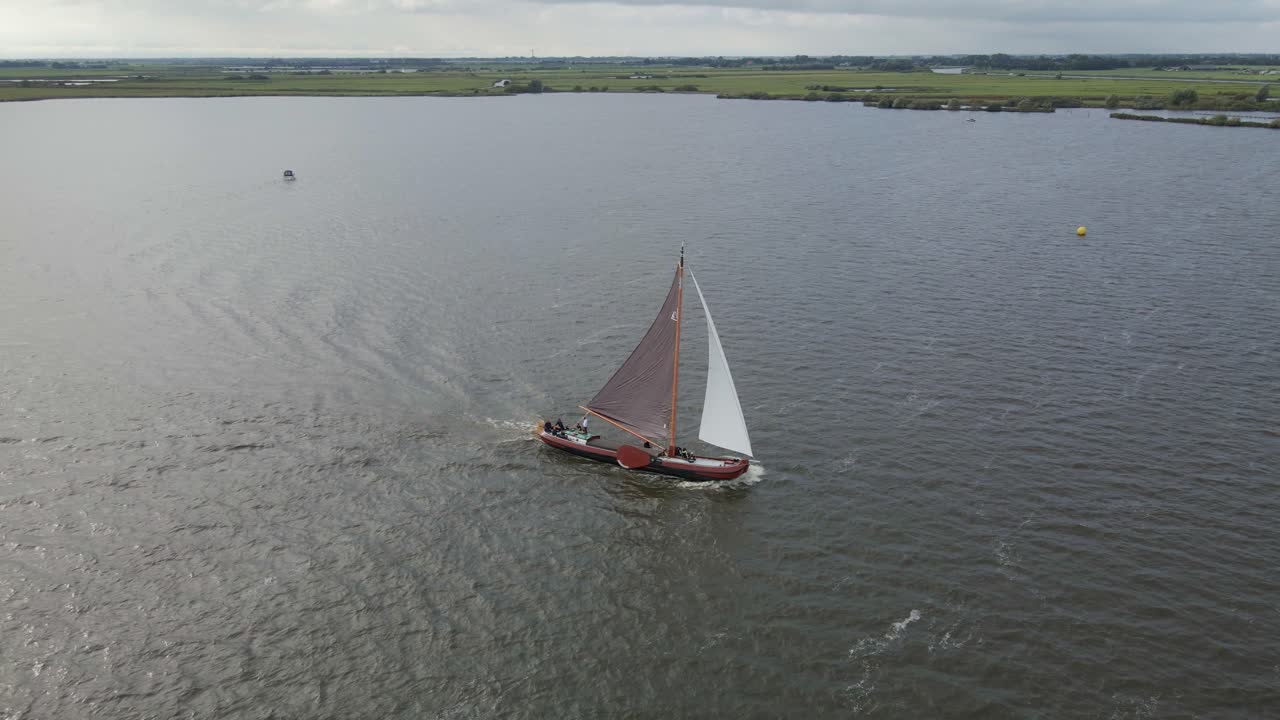 Vista aerea della tradizionale gara di barche a vela skutsje sul lago Sneekermeer a Sneek, Frisia, Paesi Bassi