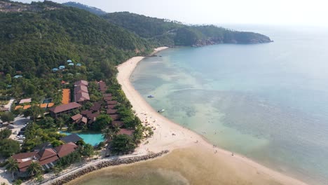 Impresionante-Resort-De-Playa-En-Una-Hermosa-Bahía---Disparo-De-Drone