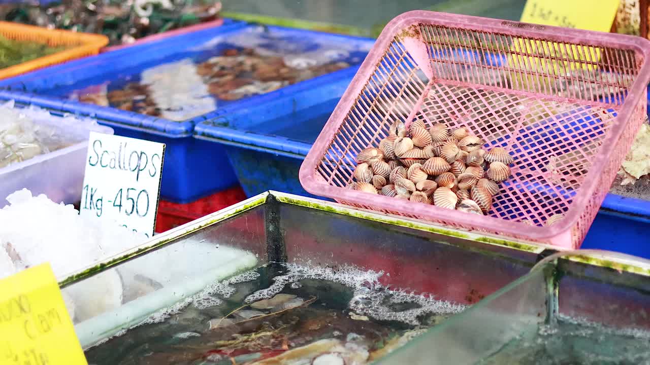 푸켓의 라와이 시장에서 신선한 해산물 전시