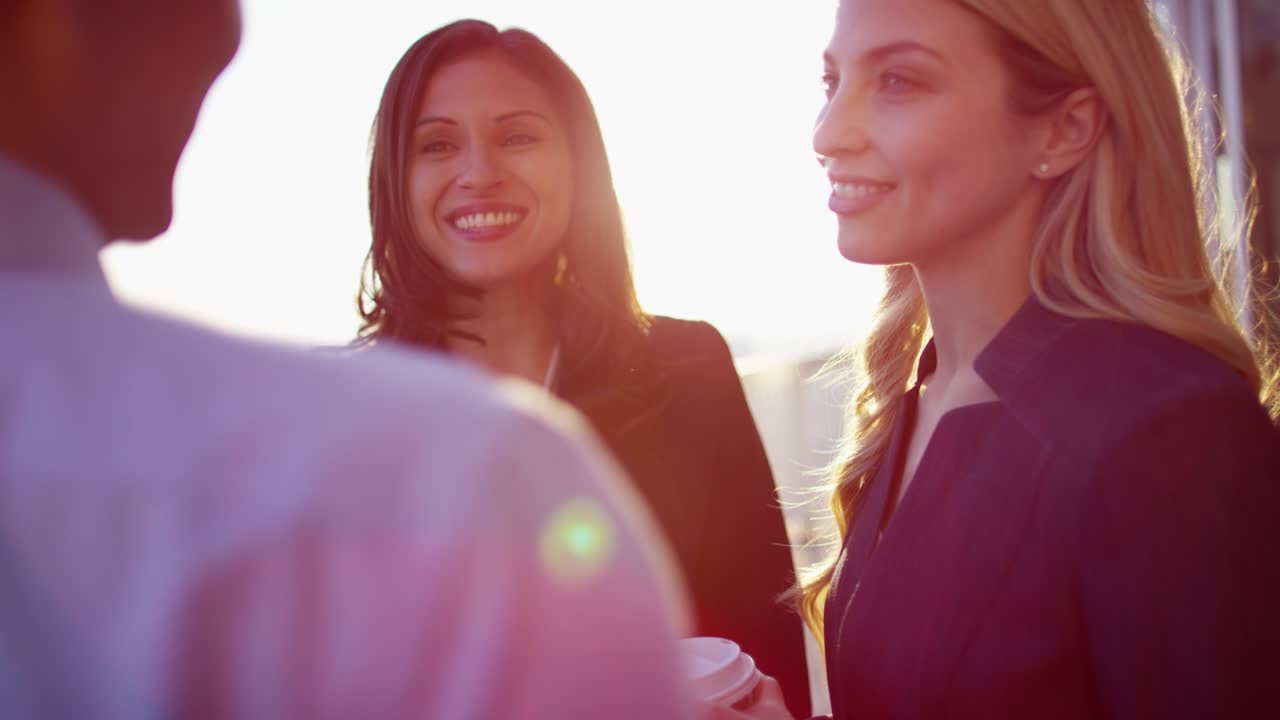 다민족 비즈니스 동료들이 지붕에서 커피를 마시고 있습니다.