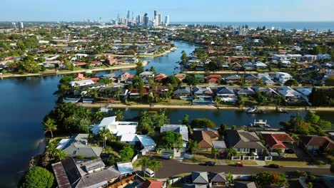 vista panorámica desde drones volando sobre la ciudad costera