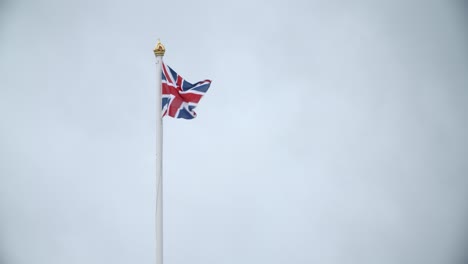 uk flag flying on buckingham palace