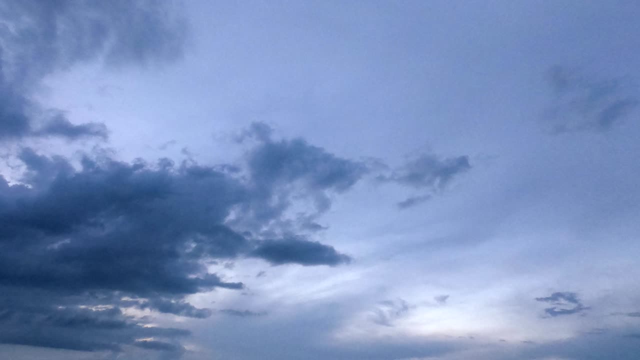 밤에 이동하는 구름의 타임스