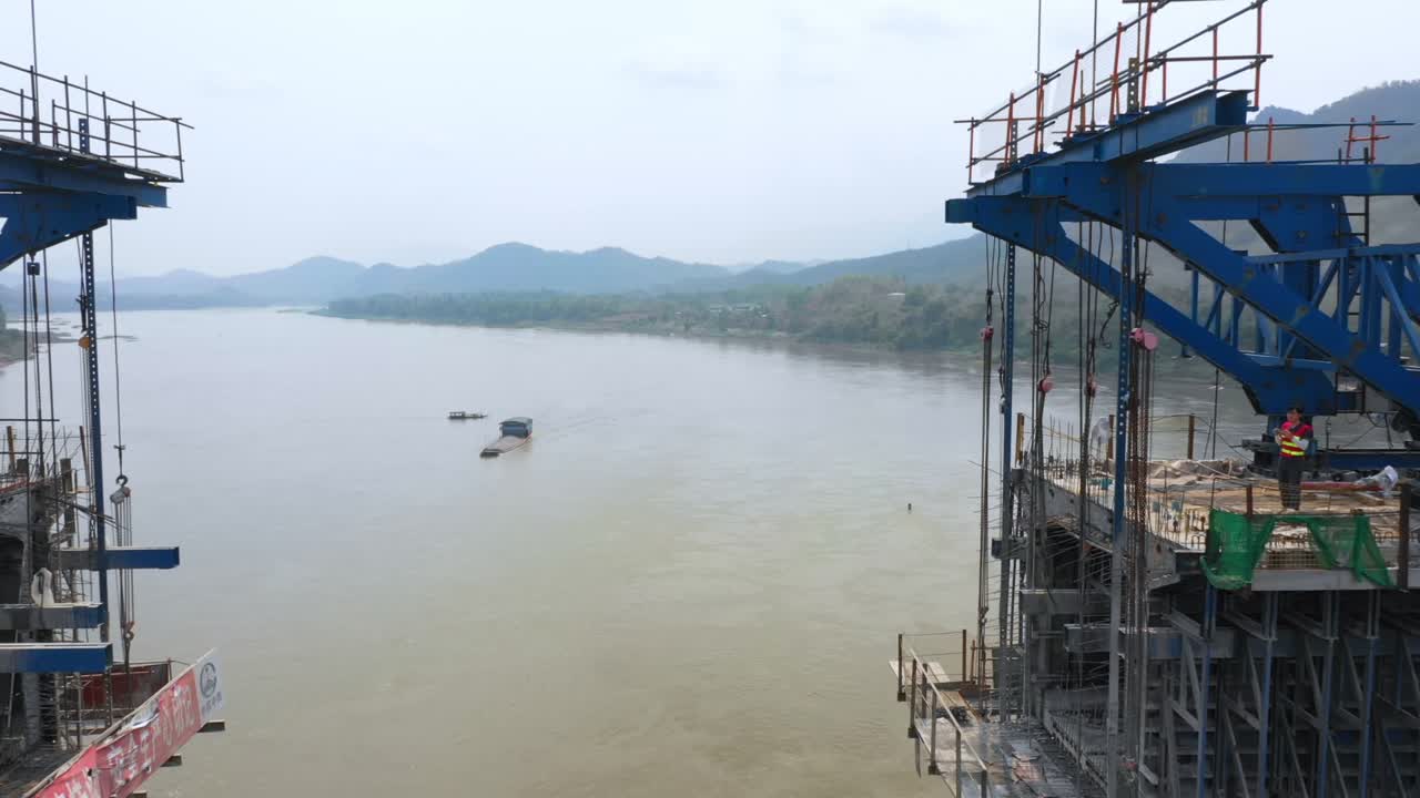 construcción de un puente sobre un río