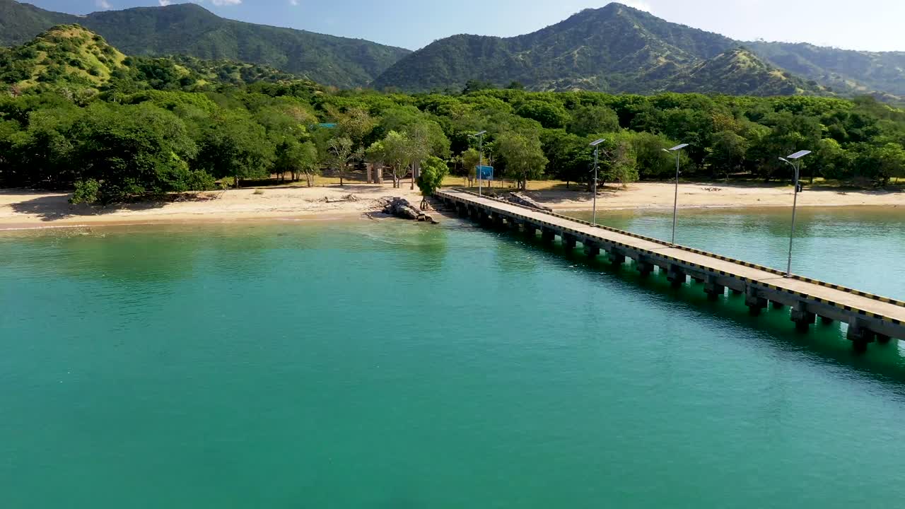 인도네시아 코모도 섬에 있는 로리앙 공원의 부두는 배와 관광객들이 용을 볼 수 있는 접근점으로 사용되는 공중 비행 샷