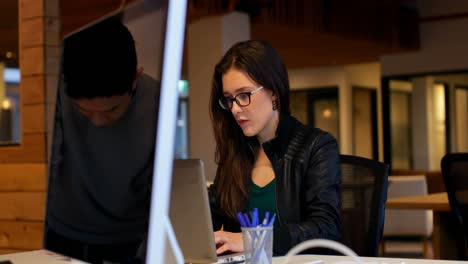 Ejecutiva-Femenina-Usando-Una-Computadora-Portátil-En-El-Escritorio-De-La-Oficina-4k