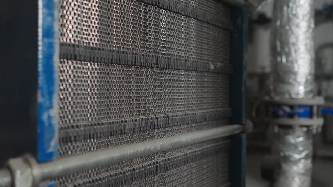 машина с перфорированной поверхностью против трубы с изоляцией