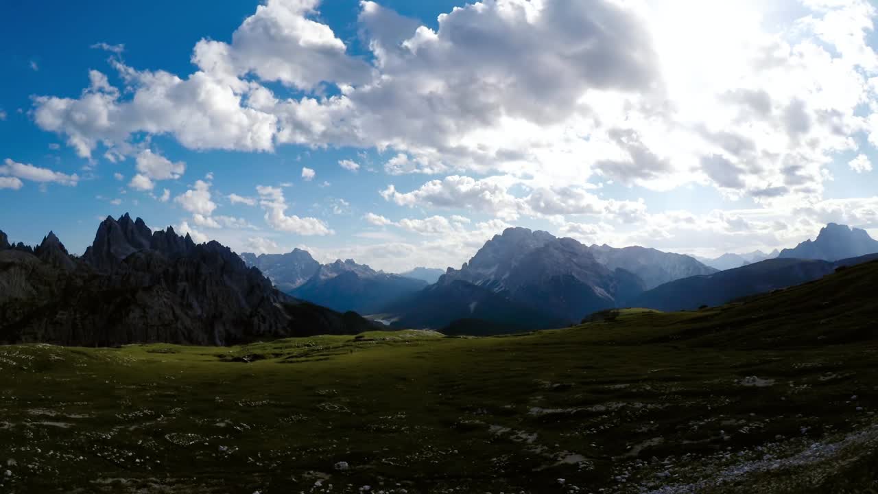 Časosběr Národní přírodní park Tre Cime v Dolomitských Alpách. Krásná příroda Itálie.