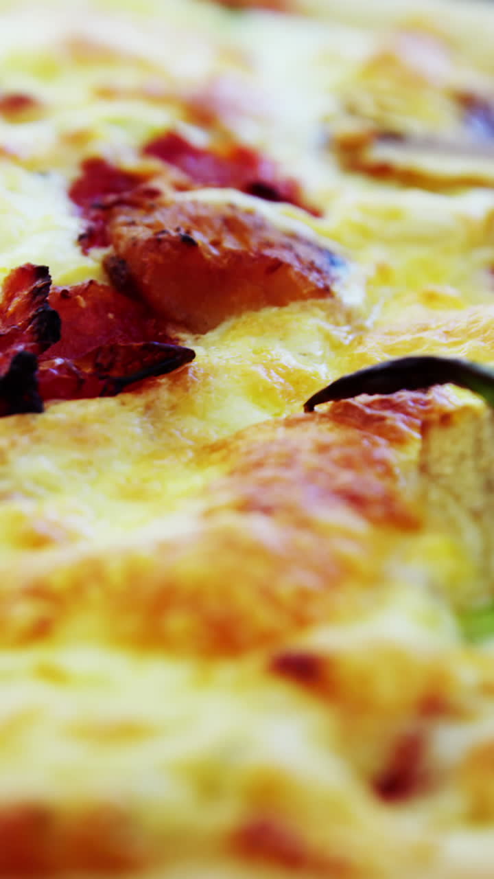 Pizza al forno con funghi e pomodorini