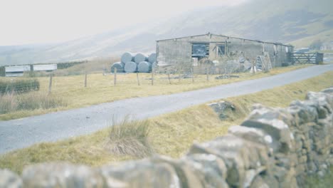 Ein-Bauernhof-Am-Fuße-Des-Pendle-Hill-In-Lancashire-Im-Herbst