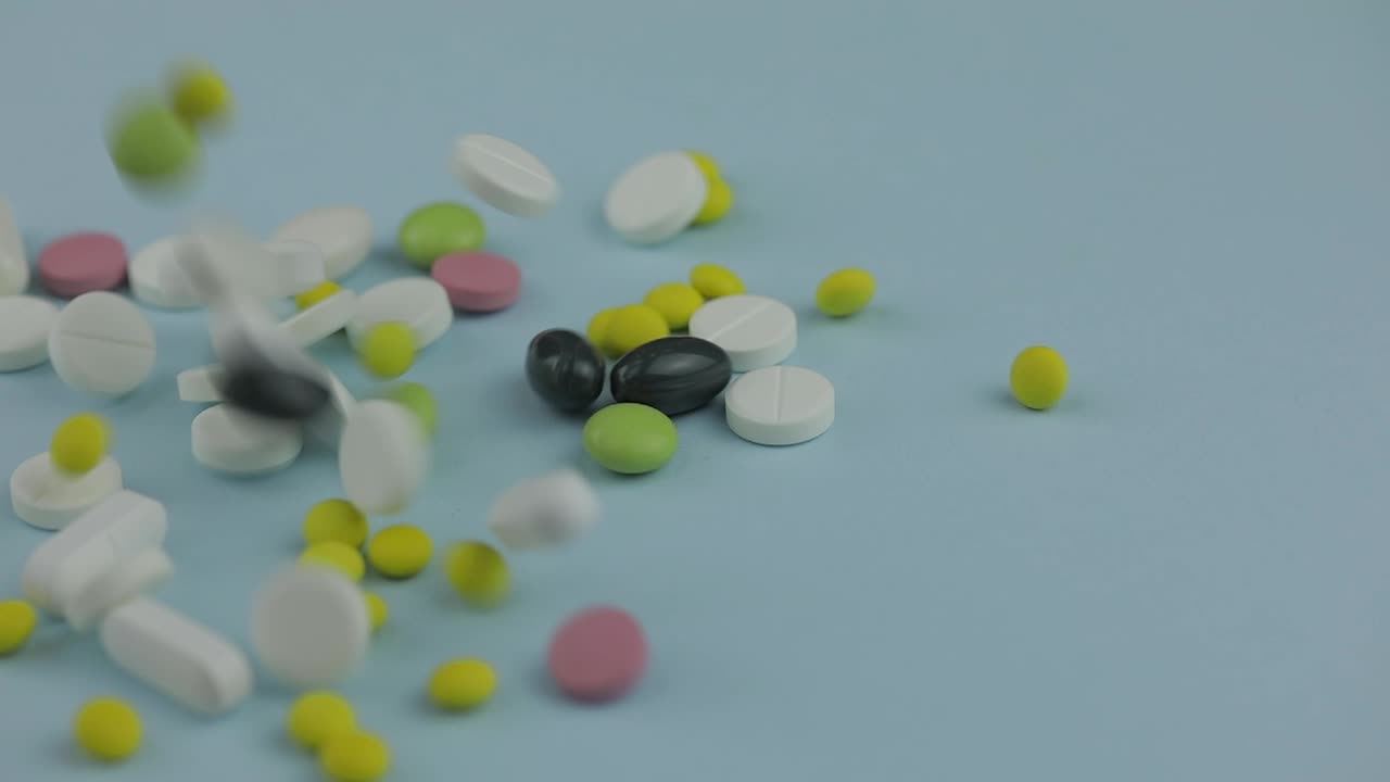 파란색 배경 에 있는 여러 가지 약 과 태블릿 의 클로즈업