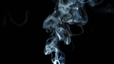 una franja de humo sobre un fondo negro que se mueve hacia arriba.