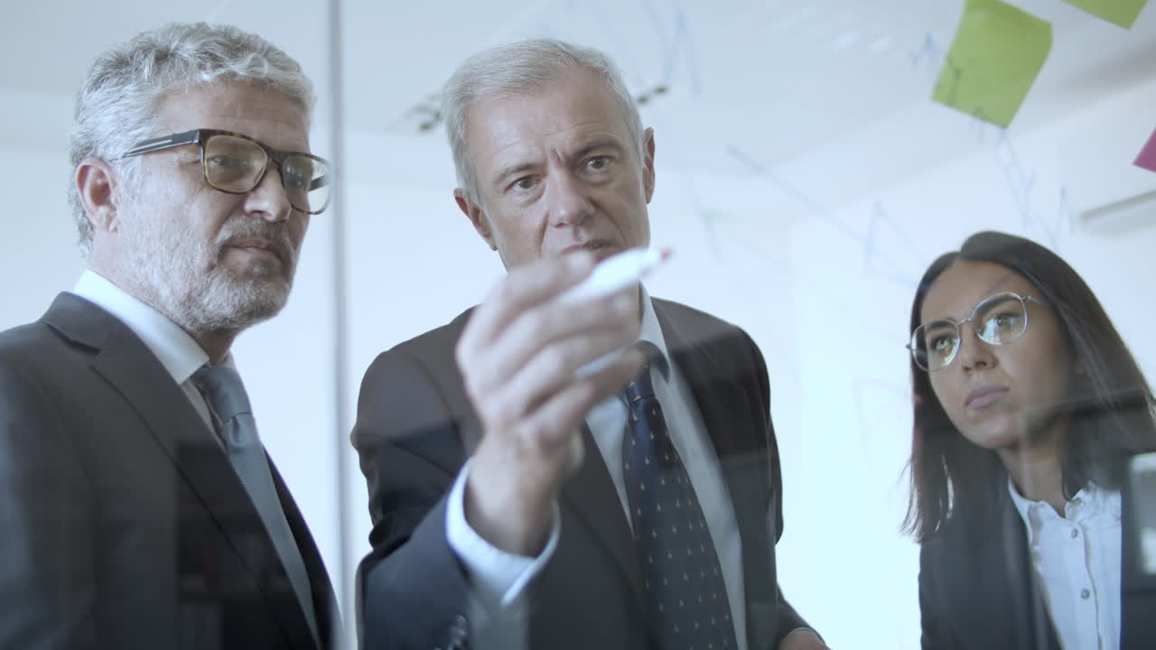 команда менеджеров компании разного возраста, работающая над стратегическим планом