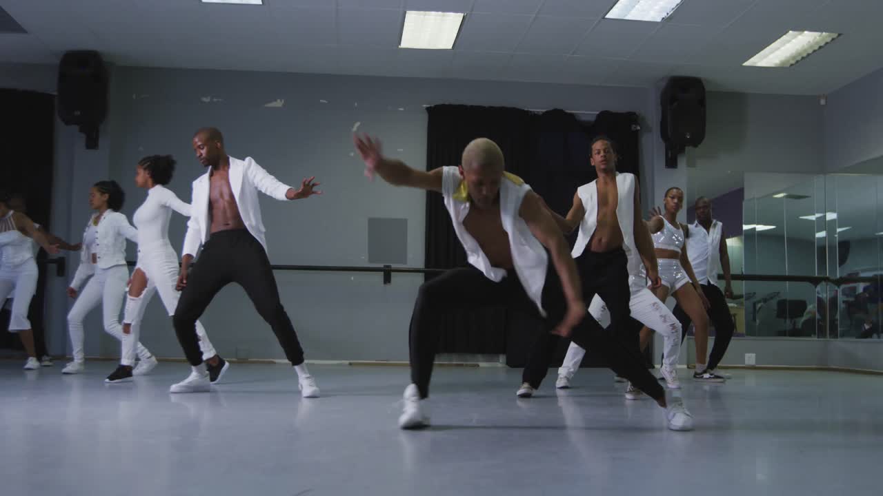 многоэтническая группа здоровых мужчин и женщин современных танцоров, практикующих танцевальный ритм