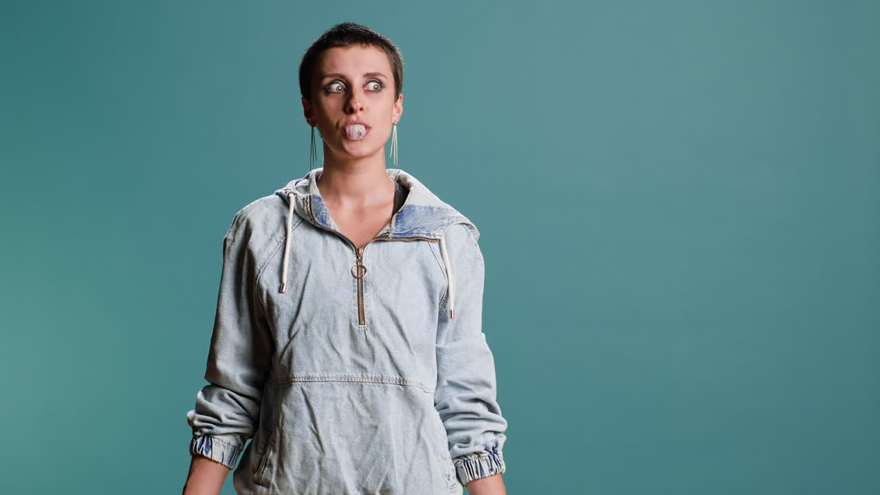 Donna con felpa in denim